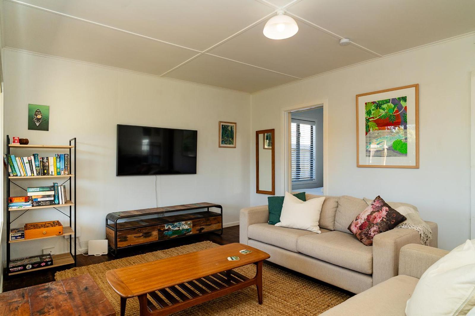 Fun Family Bach, Close To Beach And Shops! Waihi Exterior foto