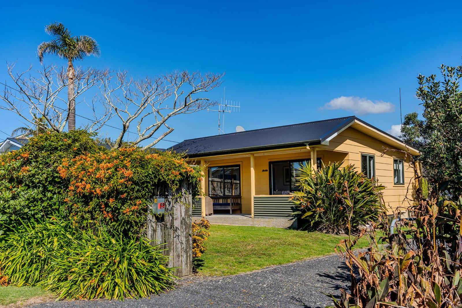 Fun Family Bach, Close To Beach And Shops! Waihi Exterior foto